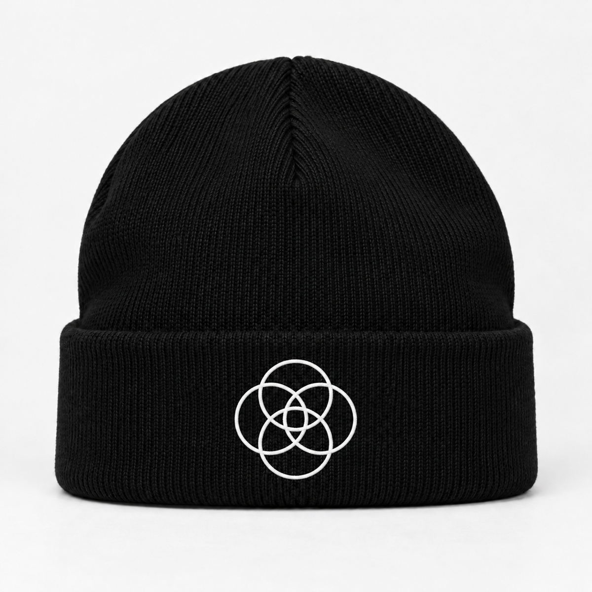 Erdraum Beanie Schwarz mit weißem Logo auf der Krempe