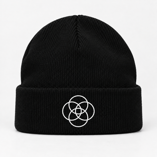 Erdraum Beanie Schwarz mit weißem Logo auf der Krempe